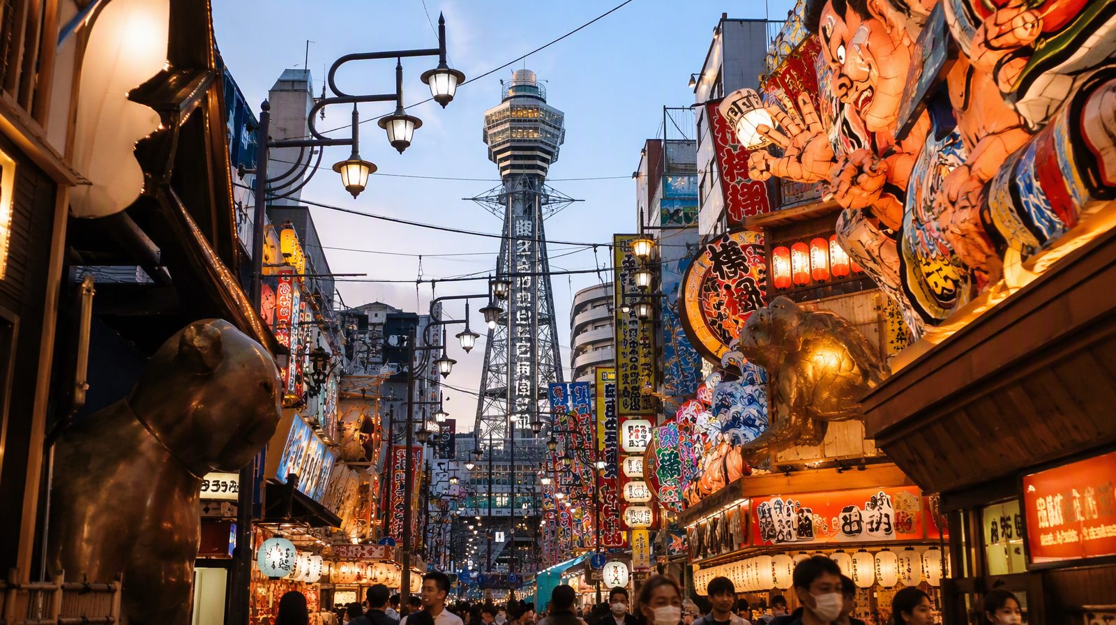 夕暮れ時の大阪・新世界。通天閣とレトロな看板が映える