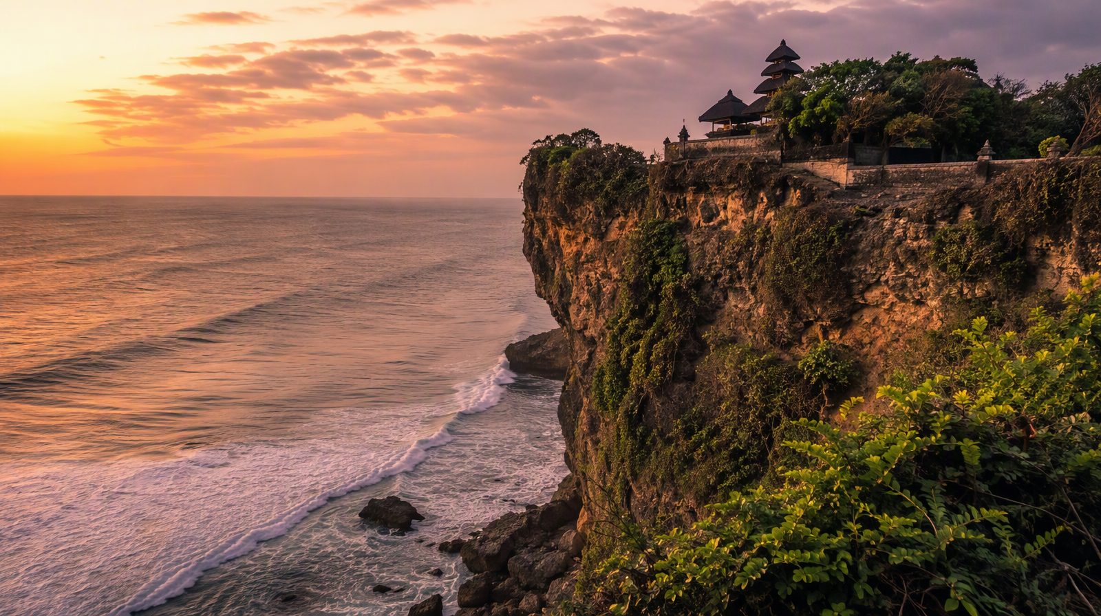 Der Uluwatu-Tempel auf seiner Meeresklippe bei Sonnenuntergang, Bali, Indonesien