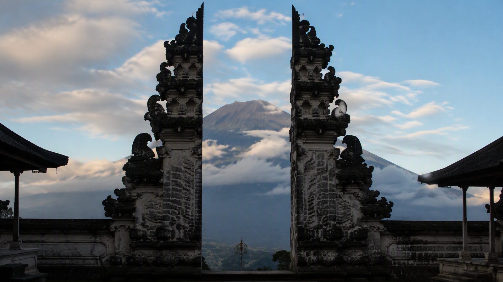 Ein balinesisches Doppeltor, das den Mount Agung in Indonesien einrahmt