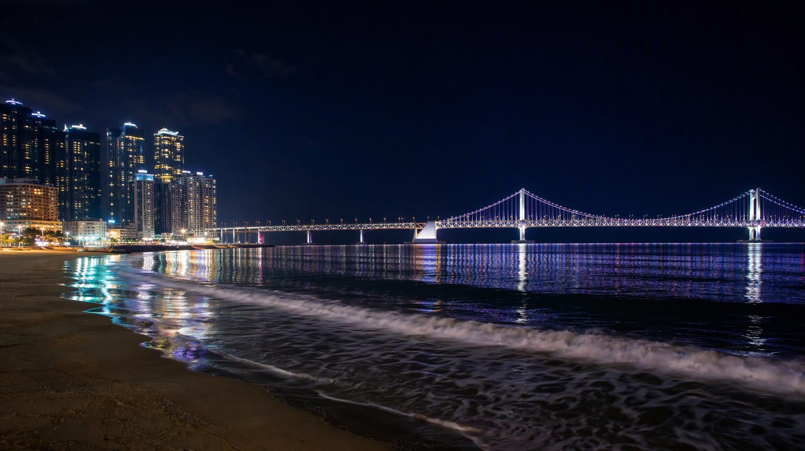 Die Gwangan-Brücke bei Nacht, Busan, Südkorea