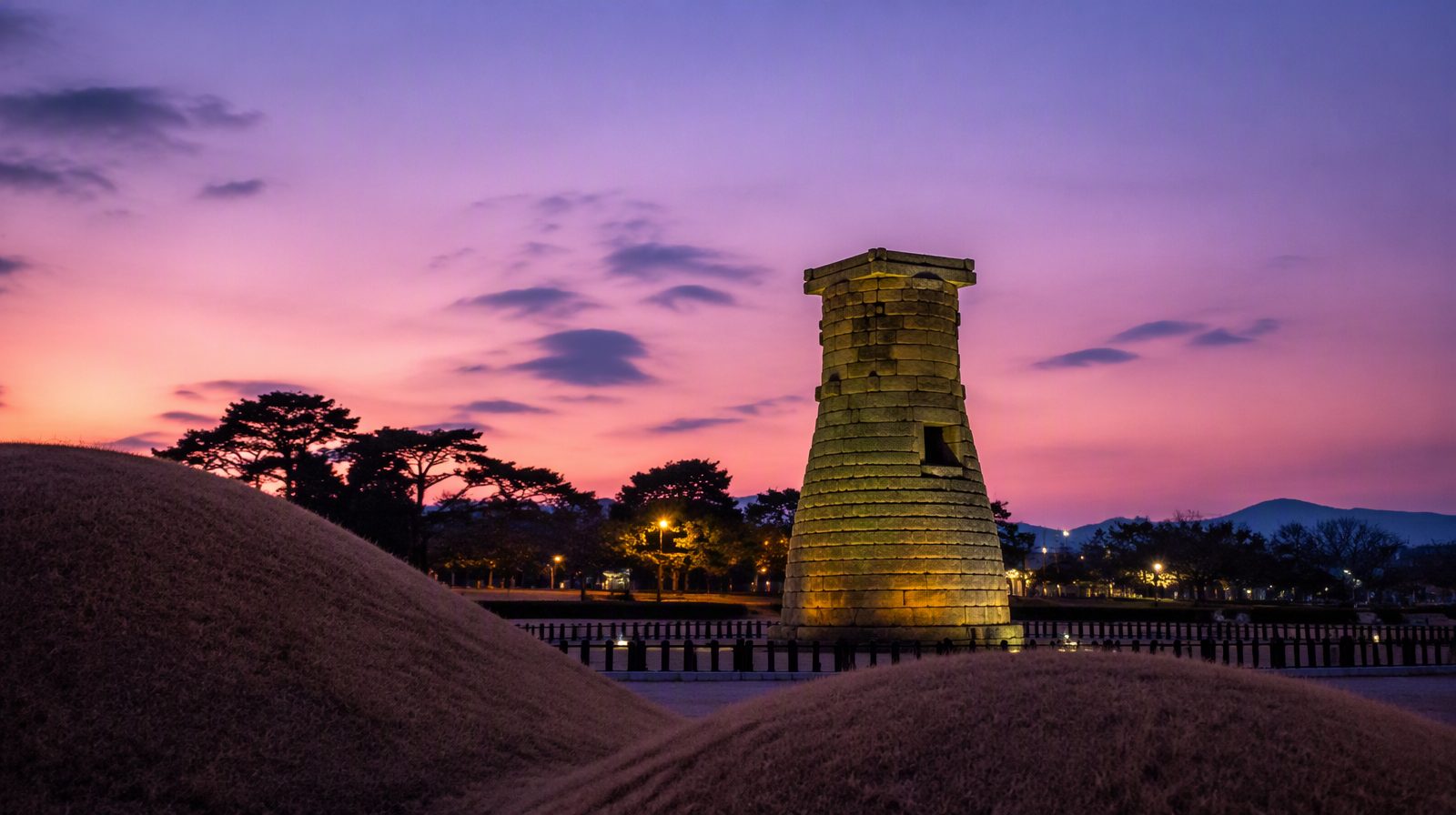 Observatorium Cheomseongdae saat senja, Gyeongju, Korea Selatan