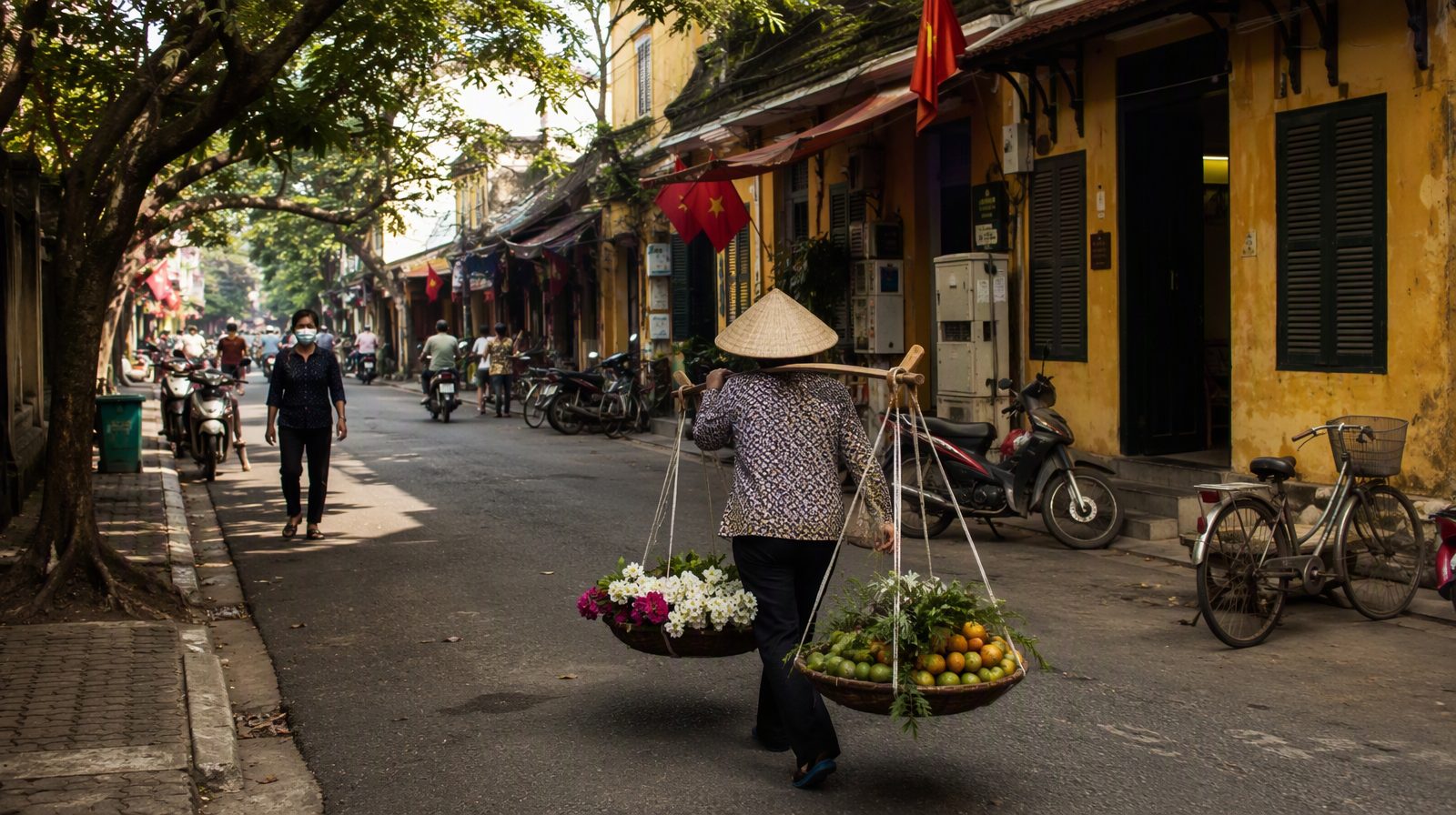 Ein Verkäufer in der Altstadt von Hanoi, Vietnam