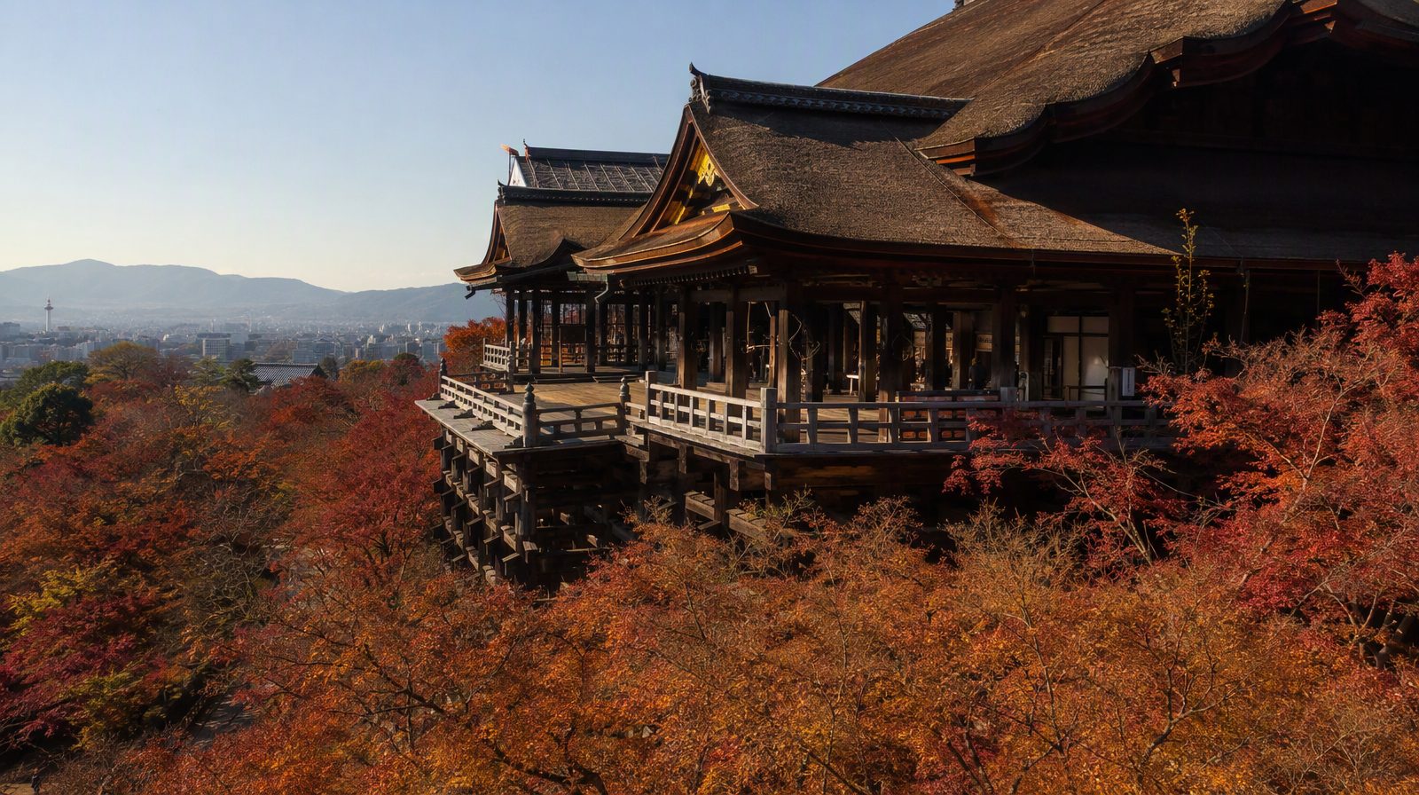El templo Kiyomizu-dera en otoño, Kioto, Japón
