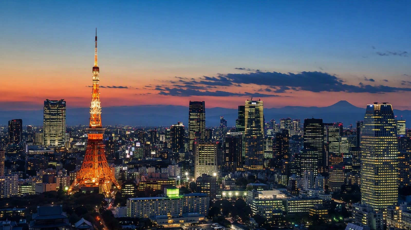 Der Tokyo Tower und die Skyline der Stadt in der Abenddämmerung, Japan