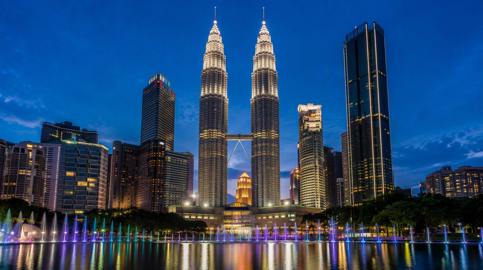 Les tours jumelles Petronas à l'heure bleue, Kuala Lumpur, Malaisie
