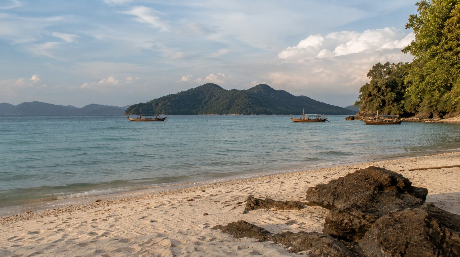 Une plage tranquille sur l'île de Langkawi, en Malaisie