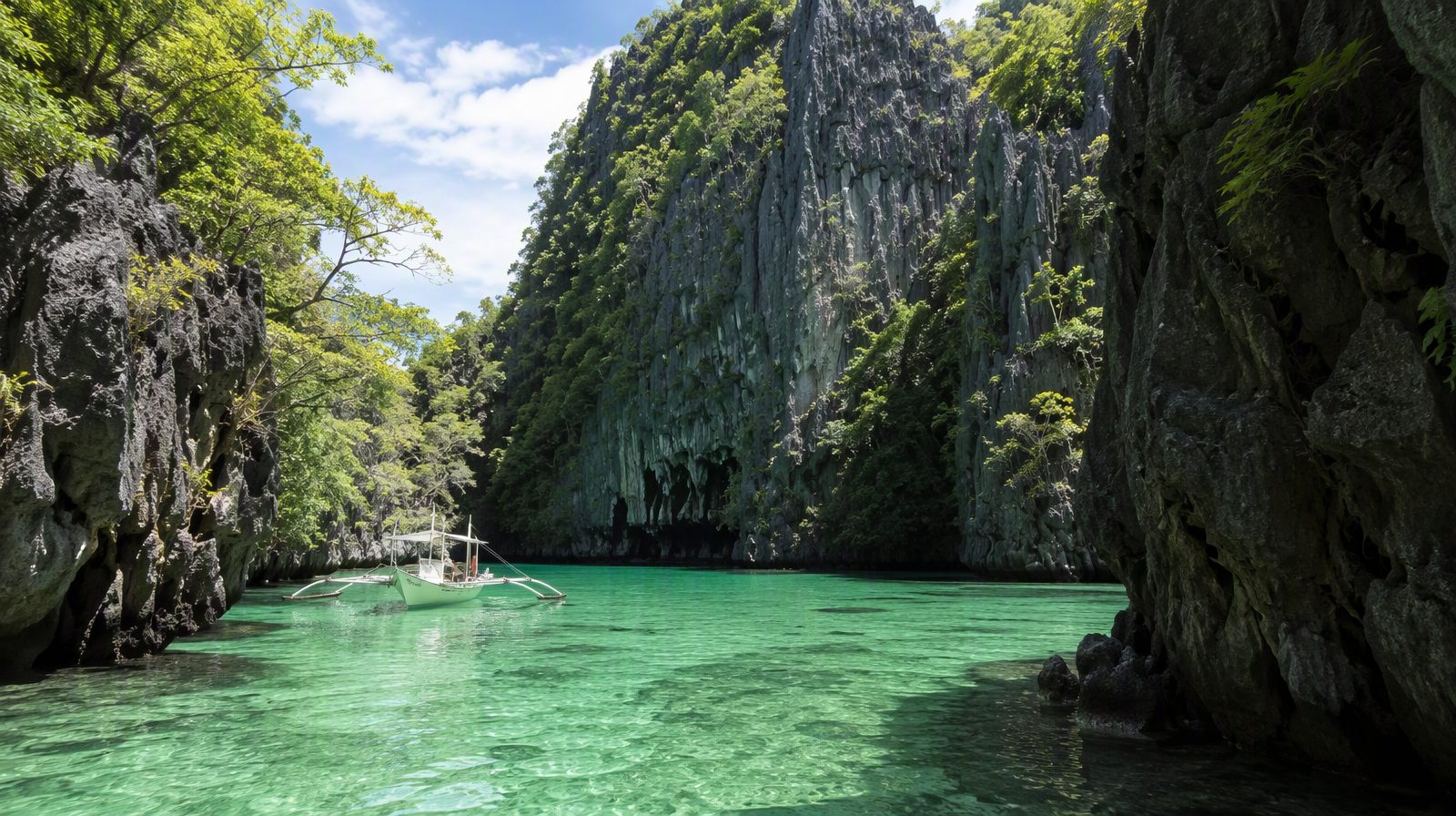 Eine Kalksteinlagune in El Nido, Palawan, Philippinen