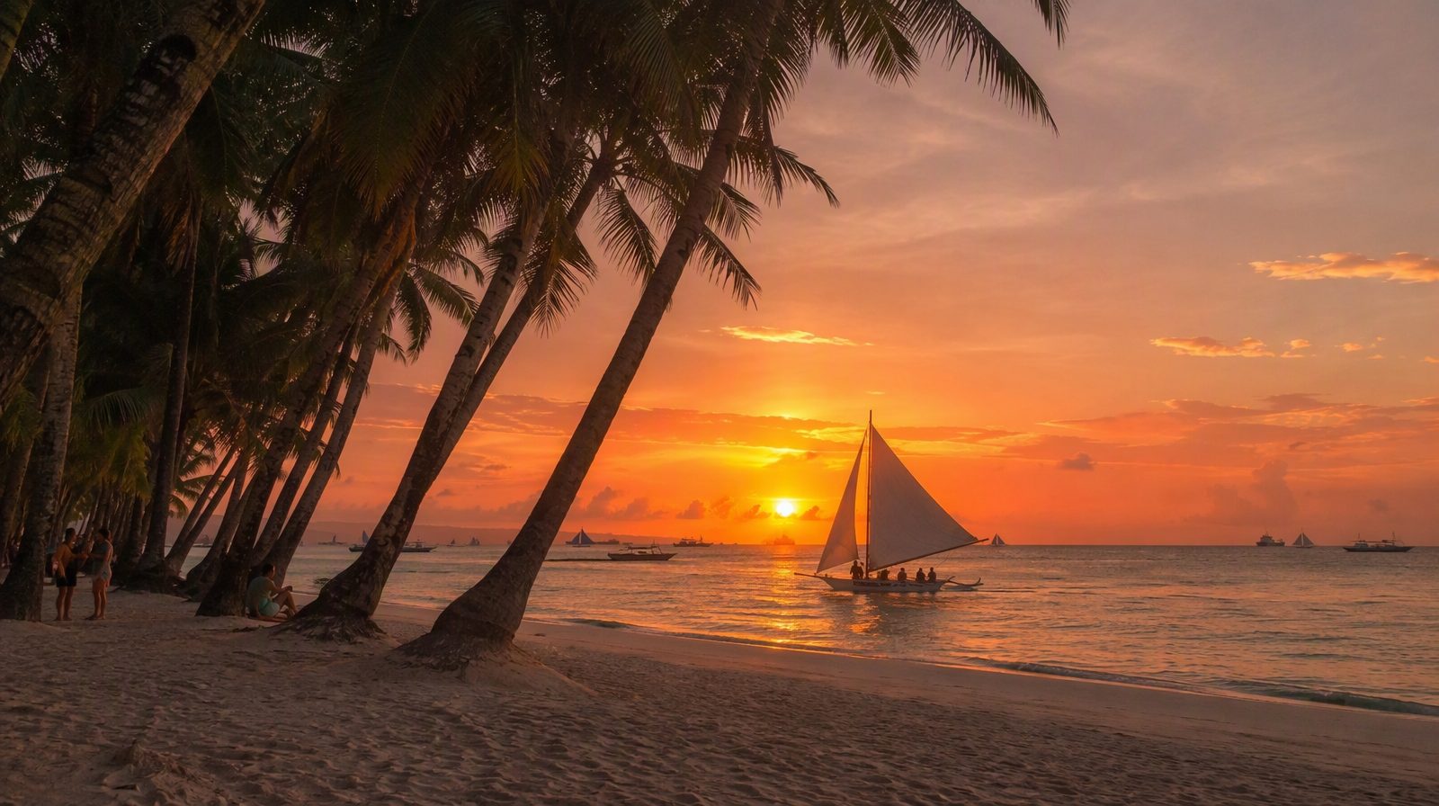 Ein Paraw-Segelboot bei Sonnenuntergang vor dem White Beach, Boracay, Philippinen