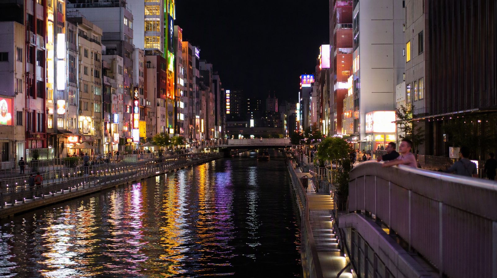 Les enseignes lumineuses qui se reflètent dans le canal de Dotonbori la nuit, à Osaka